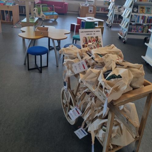 På Ringkøbing Bibliotek finder du ferieposerne på vognen i børneområdet.