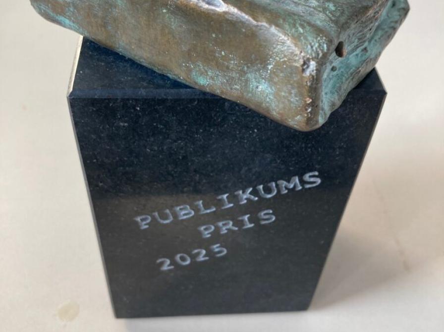  Skulptur i granit og bronze udført af den lokale stenhugger Filip Møller