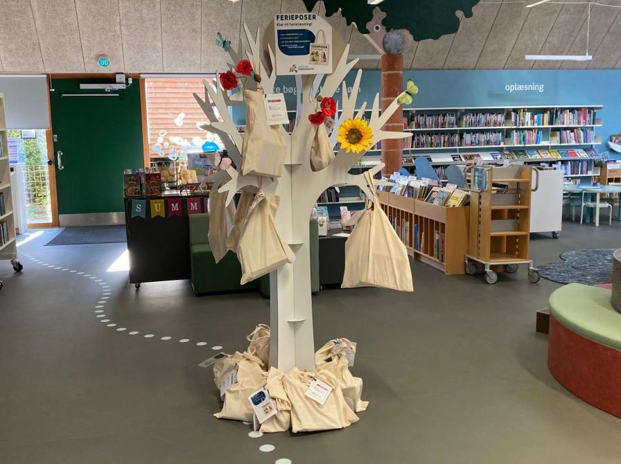 På Skjern Bibliotek finder du ferieposerne i børneområdet.